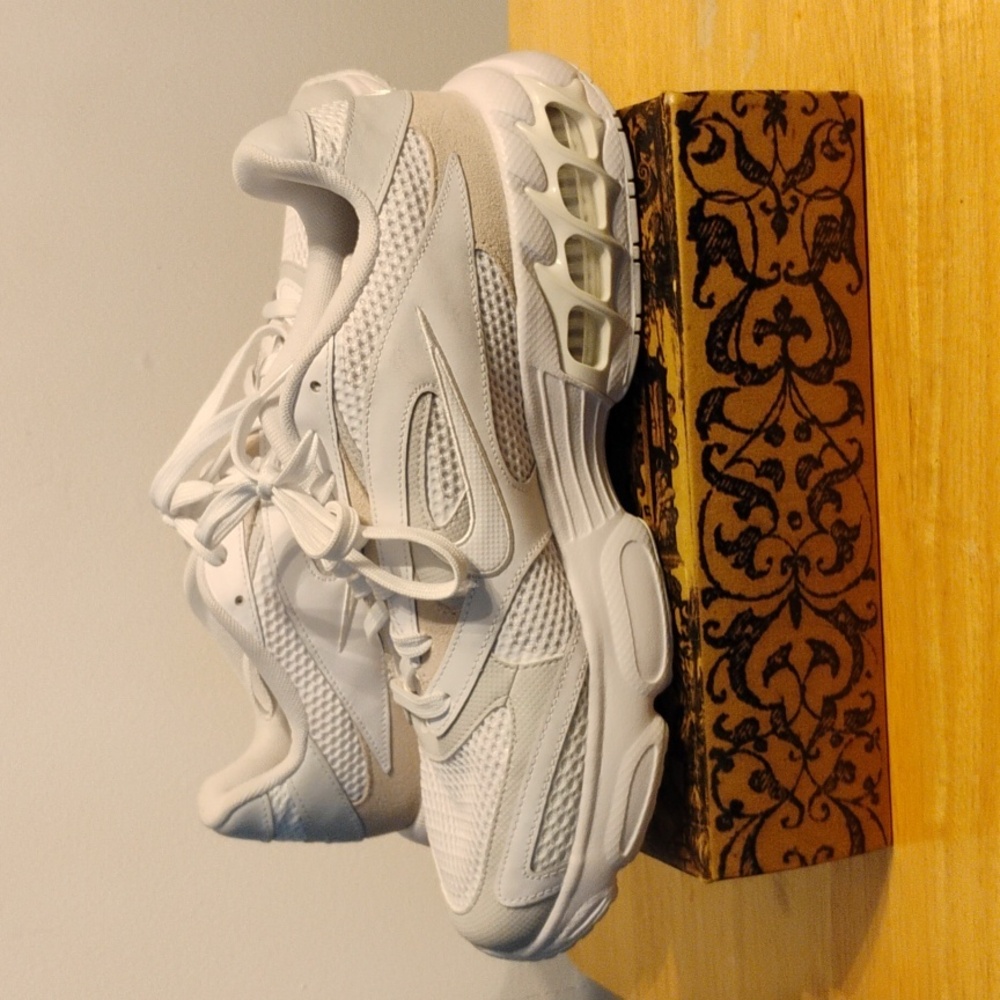Brand New Nike Women's Sneakers Size 12 - Picture 3 of 6